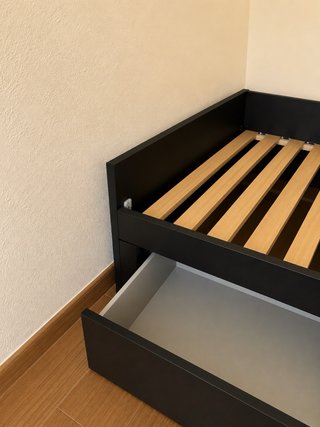 Cama IKEA negra con 2 cajones