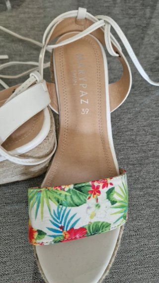 Sandalias Marypaz cuña floral blancas