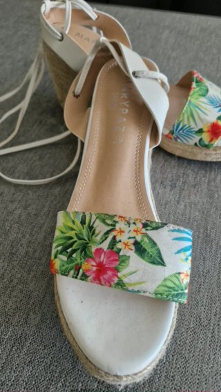 Sandalias Marypaz cuña floral blancas