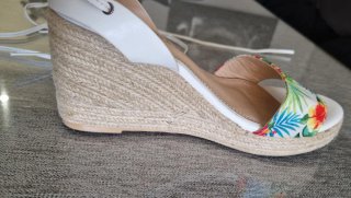 Sandalias Marypaz cuña floral blancas
