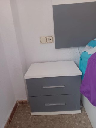 Dormitorio completo con cabecero, mesitas y canape