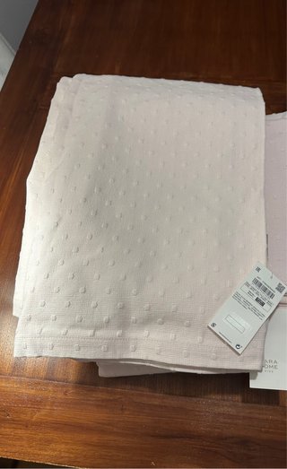 Colcha de Piqué Rosa con topos, sin estrenar.