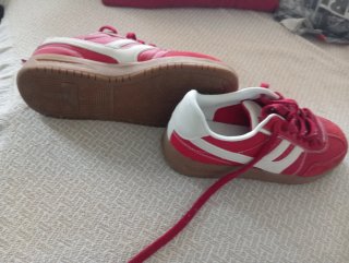 Zapatillas Stradivarius rojas y blancas
