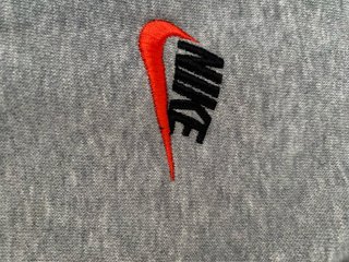 Sudadera Nike, capucha y cremallera. Talla M adult