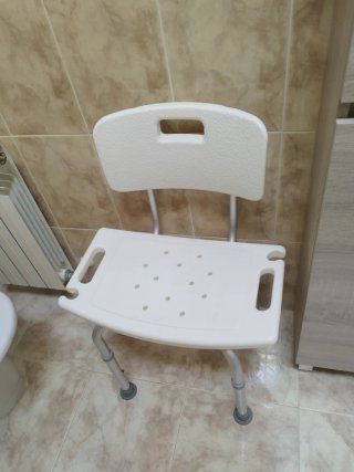 Silla de baño metálica y plástica