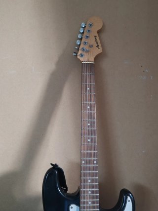 Guitarra Eléctrica Negra y Amplificador