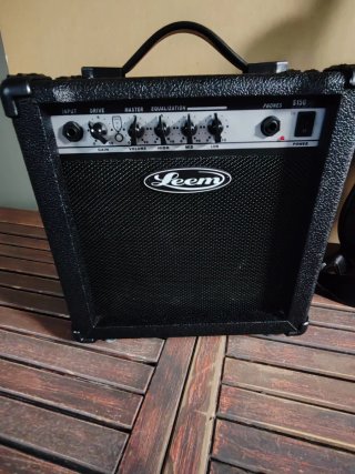 Guitarra Eléctrica Negra y Amplificador