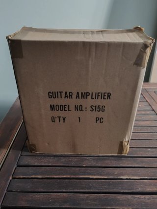 Guitarra Eléctrica Negra y Amplificador