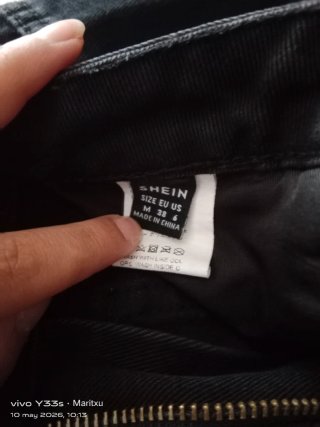 Pantalón negro con diseño de rayo
