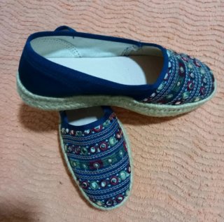 Zapatos planos azules con bordado y espejos