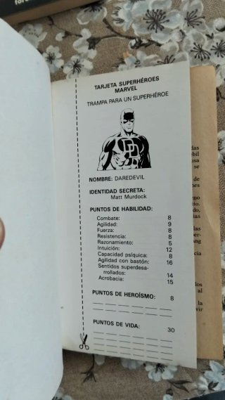 Lote librojuegos Marvel.