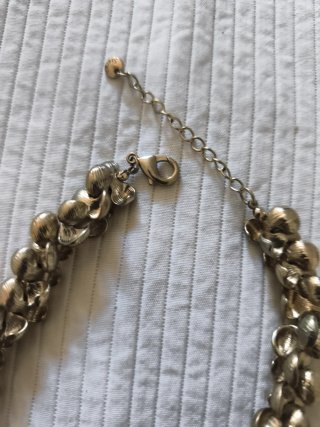 Collar gargantilla dorado con flores