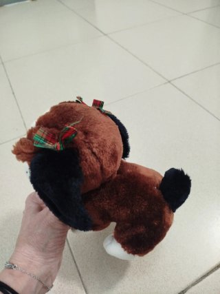 Peluche perro marrón y blanco