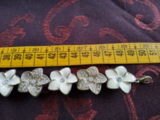 Collar de flores dorado y blanco, estiloso.