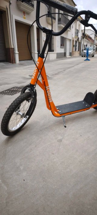 Patinete infantil naranja sin usar