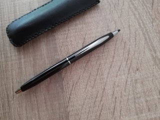 Bolígrafo mini negro con funda . A estrenar