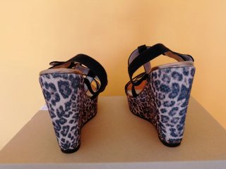 Sandalo donna con zeppa leopardato nero oro