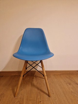Mesa comedor extensible y 4 sillas azules.