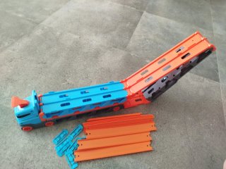 Camión Transportador Hot Wheels con Pistas