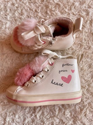 Deportivas blancas niña con pompones