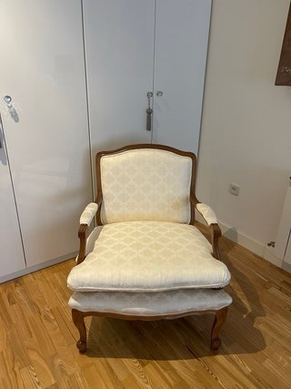 Butaca de madera estilo clásico