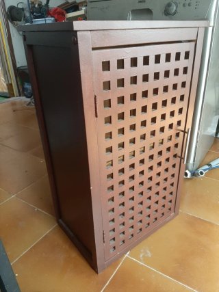 Armario pequeño de madera