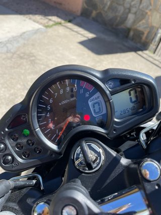 Suzuki Gladius 650 Naked Blanca/Burdeos