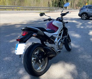 Suzuki Gladius 650 Naked Blanca/Burdeos