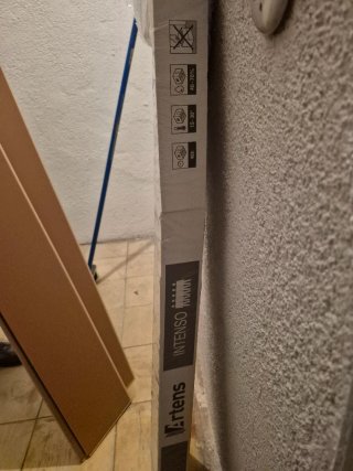 Suelo laminado imitación madera gris