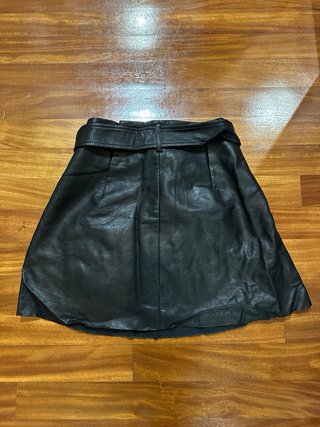 Falda Zara efecto piel con cinturón