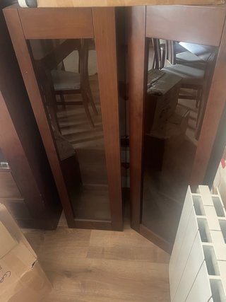 Estanterías de madera y cristal