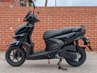 Yamaha RZ 125cc Scooter Negra