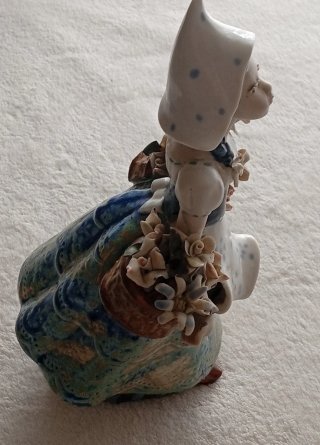 Figura de porcelana de Fallera con flores R.Inglés