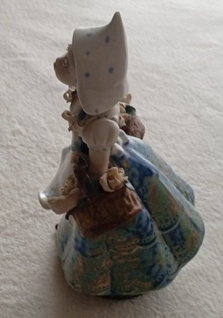 Figura de porcelana de Fallera con flores R.Inglés