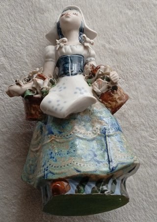 Figura de porcelana de Fallera con flores R.Inglés
