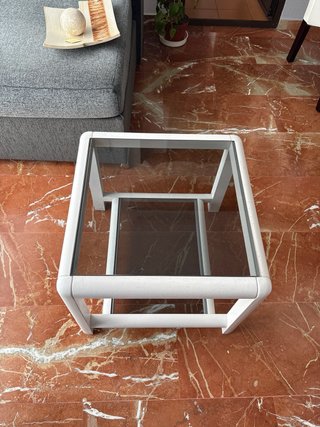 Mesa auxiliar blanca y cristal