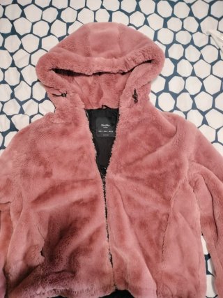 Chaqueta de pelo rosa con capucha Bershka
