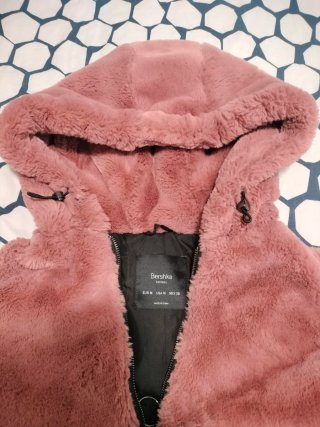 Chaqueta de pelo rosa con capucha Bershka