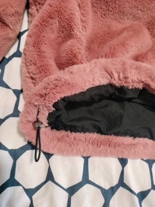 Chaqueta de pelo rosa con capucha Bershka