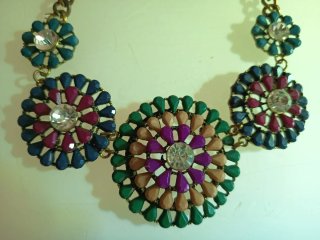 Colgante mujer flor multicolor