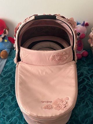 Pack Capazo y Funda Silla Cybex Simply Flower