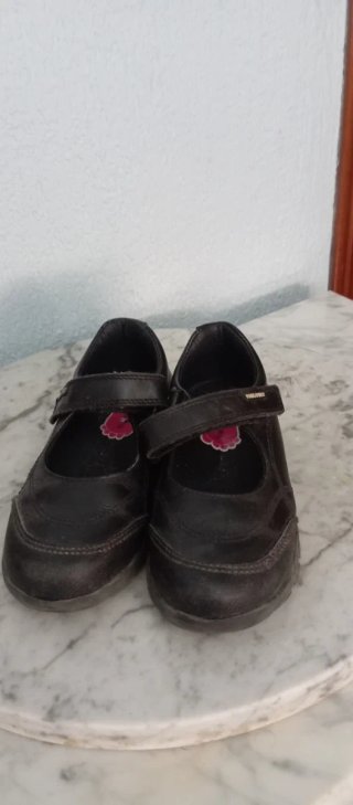 Zapatillas grises con velcro