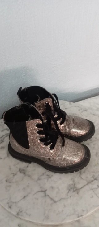 Zapatillas grises con velcro