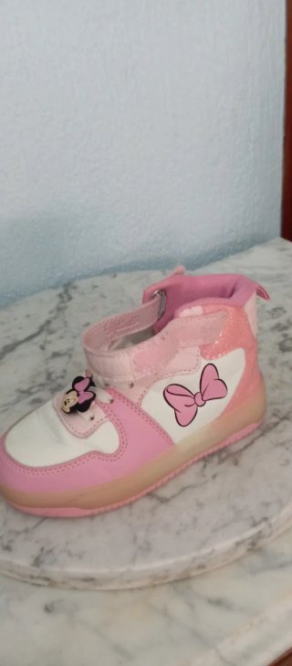 Zapatillas grises con velcro
