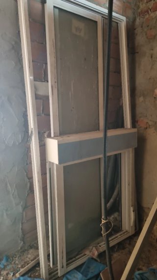 Ventana de aluminio blanca