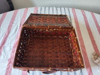 Caja de mimbre y bambú decorada