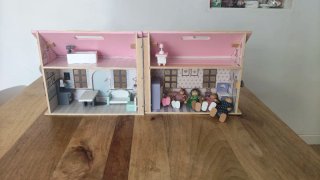 Casita de muñecas de madera