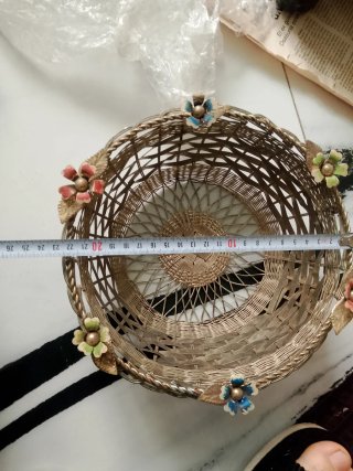 Cesta de metal decorada con flores