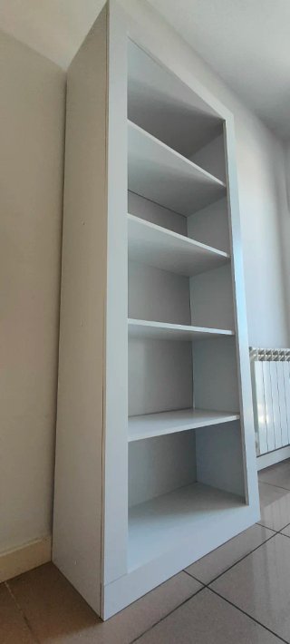 Estantería blanca de madera