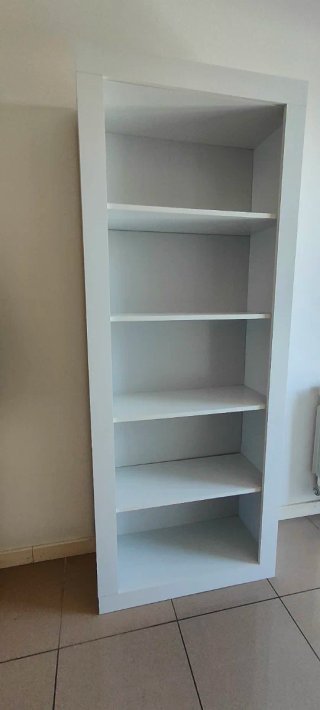 Estantería blanca de madera
